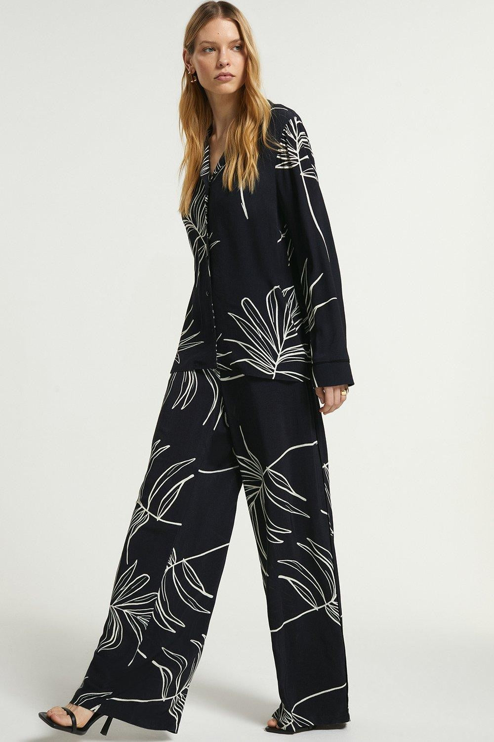 Tropical Leaf Print Co-ord Set – Elegant Resort Style in Black & White