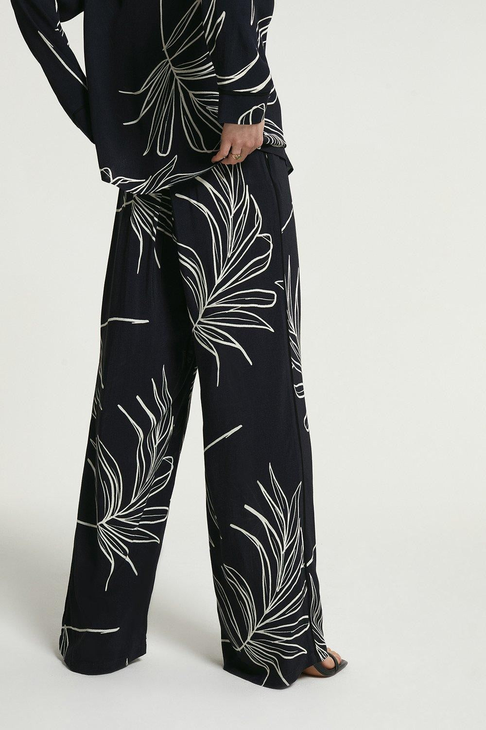 Tropical Leaf Print Co-ord Set – Elegant Resort Style in Black & White