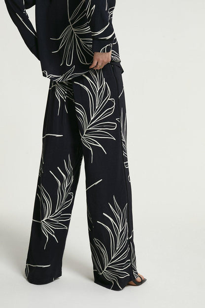 Tropical Leaf Print Co-ord Set – Elegant Resort Style in Black & White